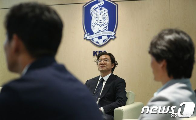 如果曼城能够赢得足总杯，我们将会成为六冠王，我喜欢六冠王，对于奖杯我是很贪婪的，我对我们在这么多年以来的工作方式感到高兴和满意。